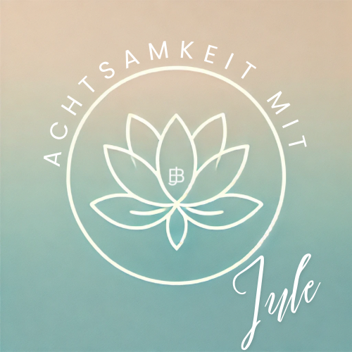 Logo des Achtsamkeitspodcasts Achtsamkeit mit Jule: Eine weiße Lotusblüte mit dem BINUYA-Logo – einem B, durch das ein J verläuft – im mittleren Blatt. Umgeben von einem weißen Kreis mit dem Schriftzug ACHTSAMKEIT MIT in Großbuchstaben oben und dem handschriftlichen Jule unten rechts. Hintergrund mit Farbverlauf von mattem Apricot zu gedecktem Mintgrün.