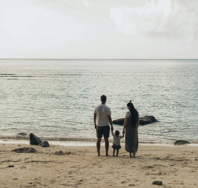 Eine Familie verbringt einen friedlichen Tag am Strand, was die Bedeutung von Freude und Zusammenhalt symbolisiert. Ihre Lächeln und Nähe zueinander zeigen, wie wertvoll und heilsam gemeinsame Momente sind. Dieses Bild unterstützt die Idee, dass Freude in den kleinen, bedeutungsvollen Momenten des Lebens zu finden ist – und dass diese Freude uns dabei helfen kann, unser inneres Gleichgewicht zu stärken und Stress zu reduzieren.