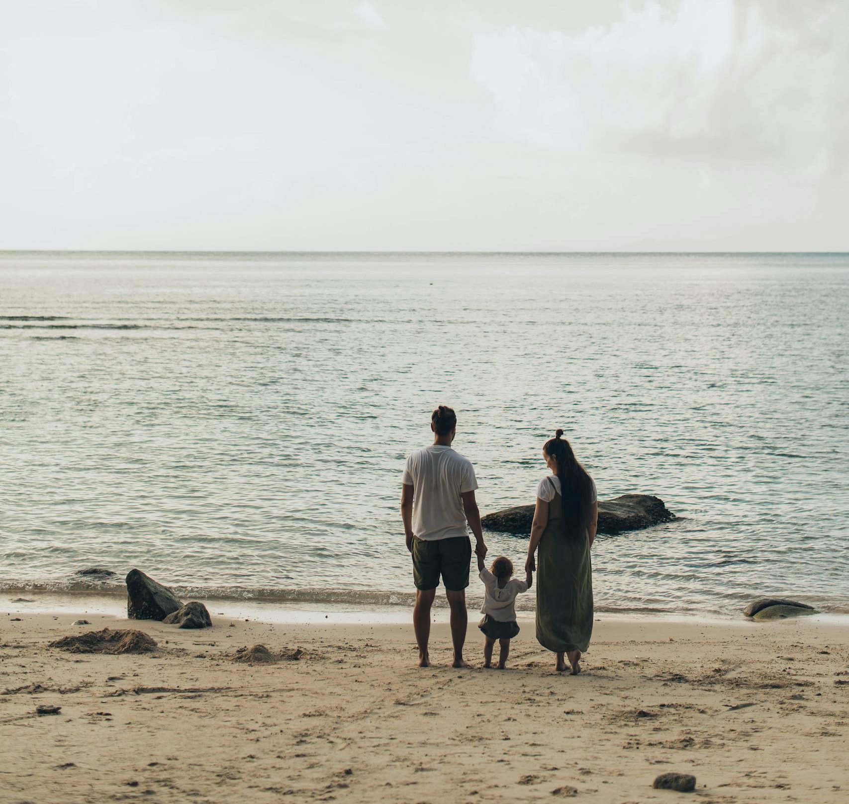 Eine Familie verbringt einen friedlichen Tag am Strand, was die Bedeutung von Freude und Zusammenhalt symbolisiert. Ihre Lächeln und Nähe zueinander zeigen, wie wertvoll und heilsam gemeinsame Momente sind. Dieses Bild unterstützt die Idee, dass Freude in den kleinen, bedeutungsvollen Momenten des Lebens zu finden ist – und dass diese Freude uns dabei helfen kann, unser inneres Gleichgewicht zu stärken und Stress zu reduzieren.